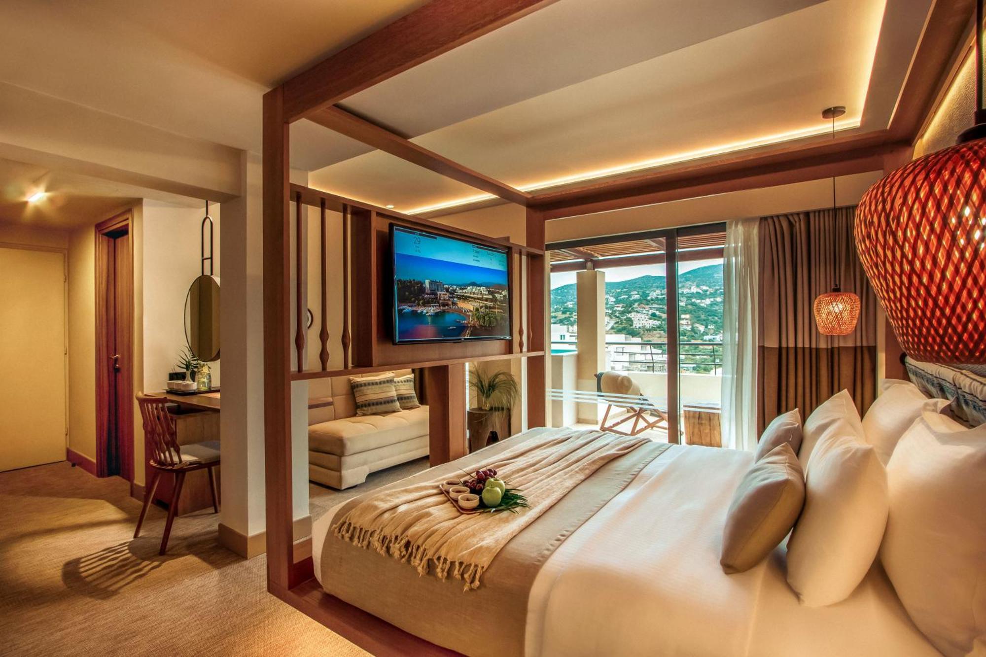 Deluxe Suite with Sea View and Plunge Pool