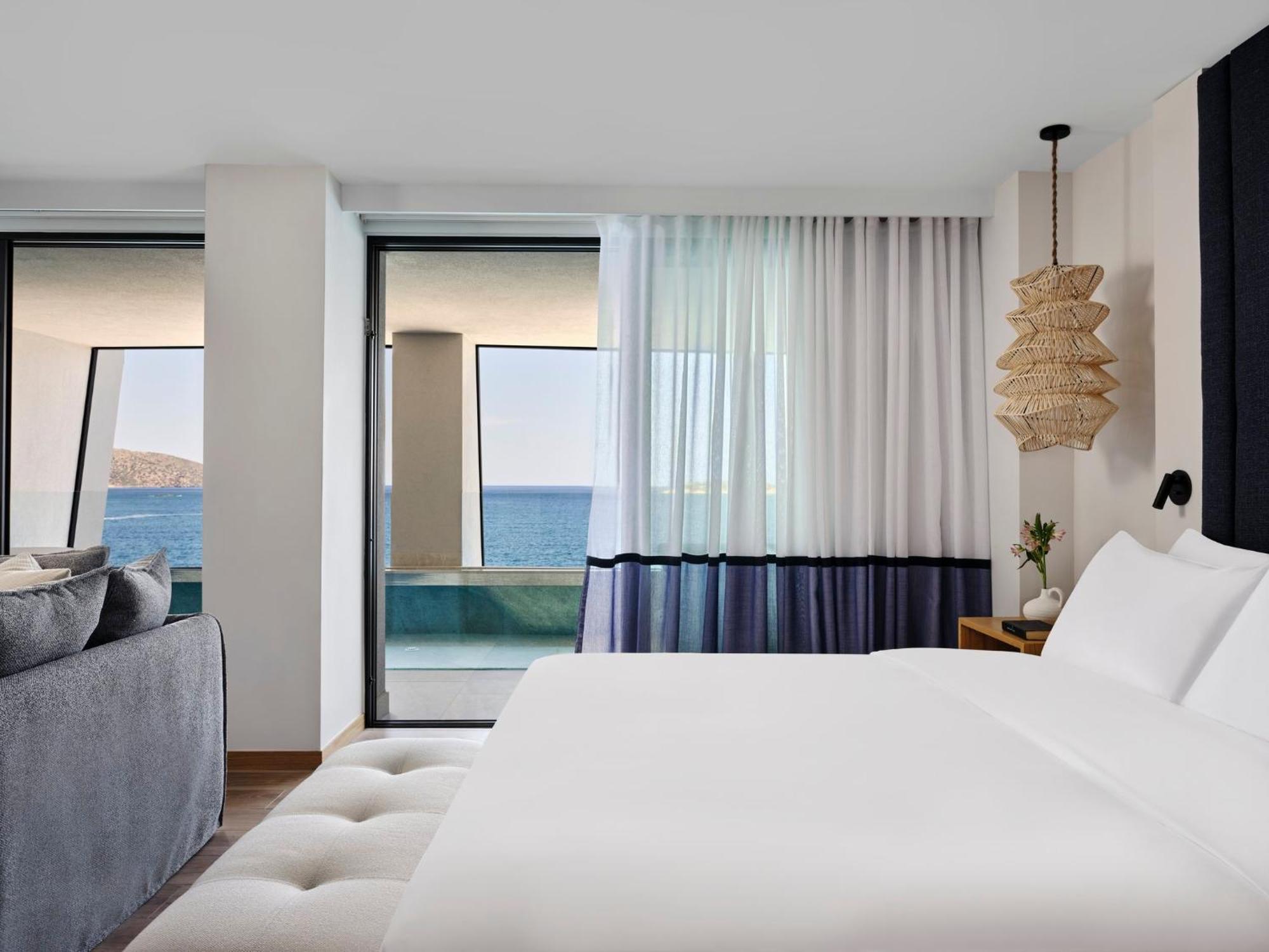Suite Junior Lit King-Size avec Petite Piscine Privée - Vue sur Mer